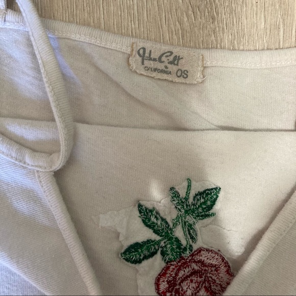 White tank w red rose - Picture 2 of 2